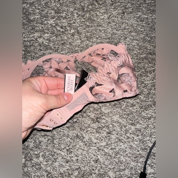 Victoria’s Secret 32D Sexy Pink Unlined Plunge Lace Floral Bra NWT - Picture 8 of 8